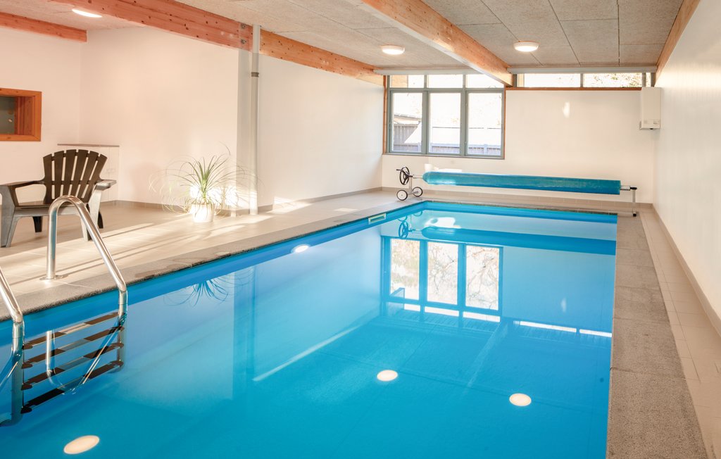 k16111_pool_01