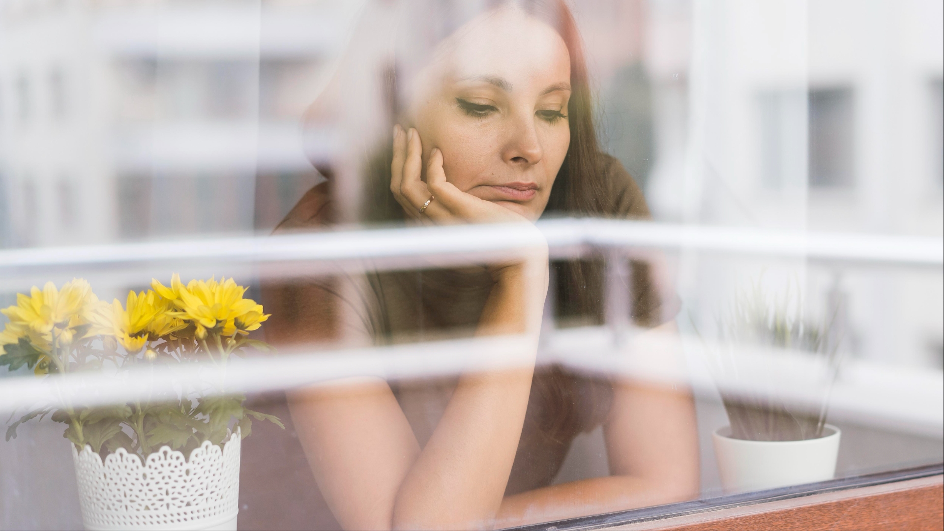 woman-quarantine-looking-through-window Kvinde i eftertænksomhed omkring seksuelle mønstre