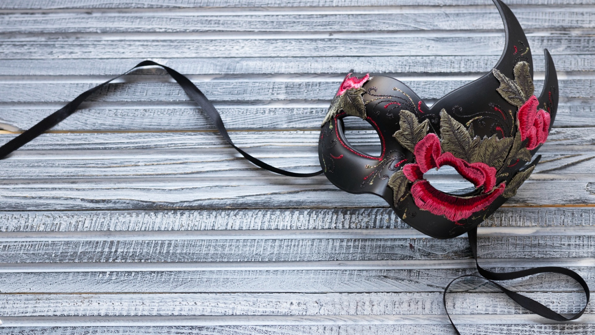 Mørk skygge foran en computerskærm, symbol på skjult afhængighed, afhængigheden bliver afsløret, dansk sexolog center, misbrugsskolen.dk,