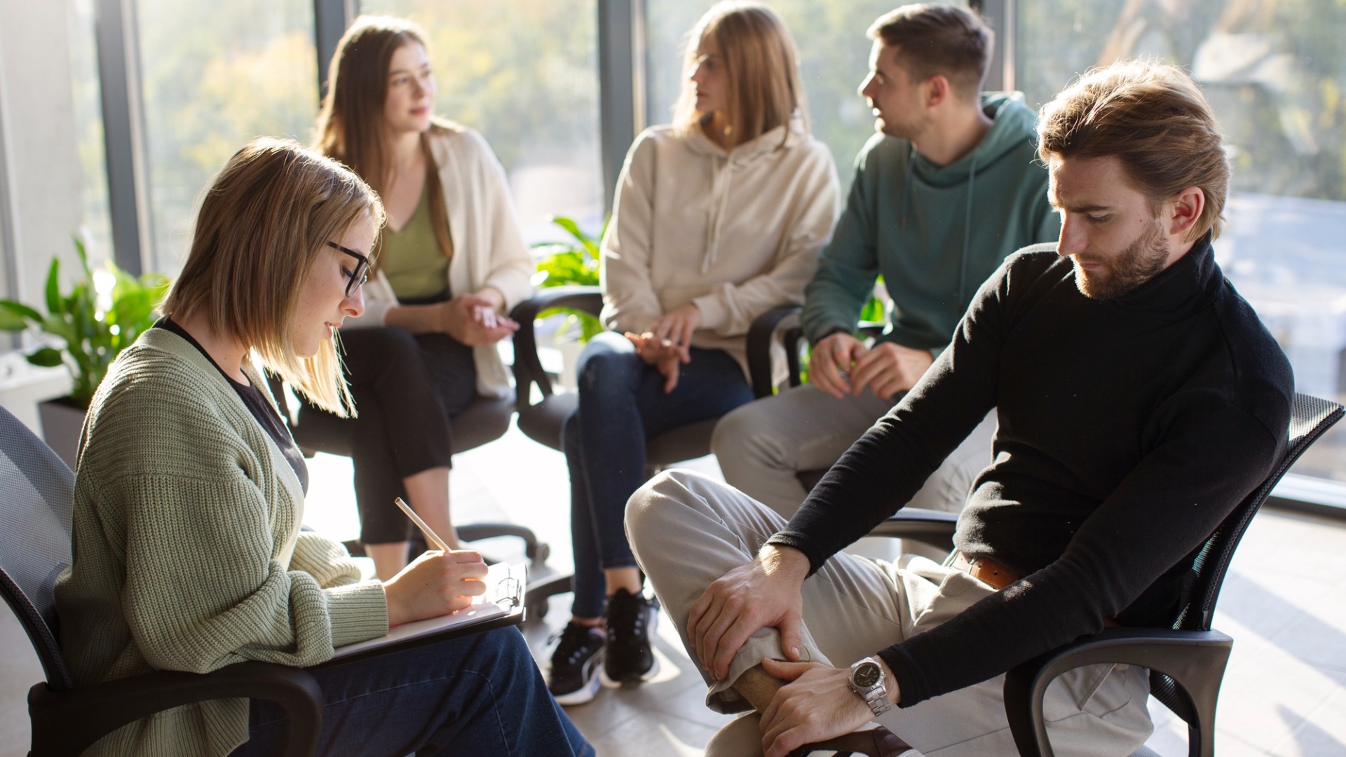 Gruppe i samtaleterapi som del af Minnesota-behandling baseret på 12-trins-filosofien.